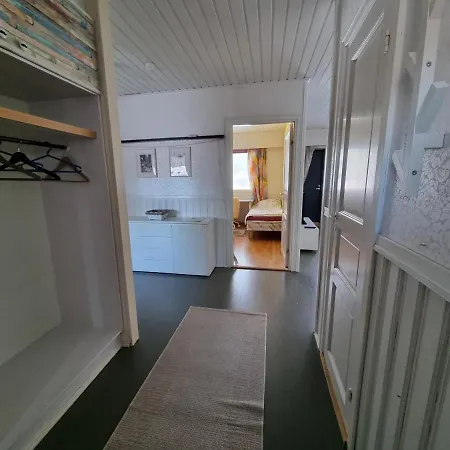 Apartment Paeaetyhuoneisto: Nariseva Puulattia!