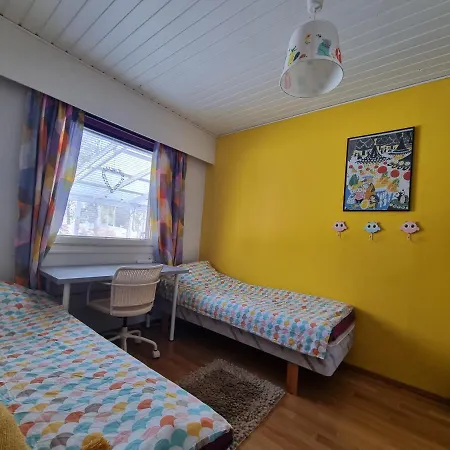 Apartment Paeaetyhuoneisto: Nariseva Puulattia!