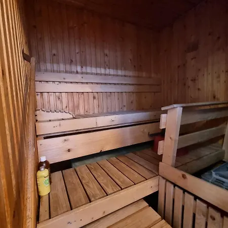 Apartment Paeaetyhuoneisto: Nariseva Puulattia! *