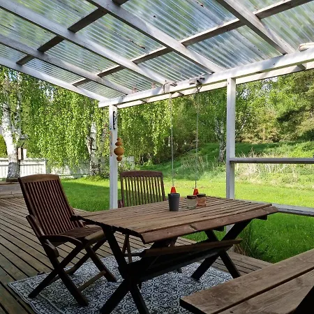 Apartment Paeaetyhuoneisto: Nariseva Puulattia!