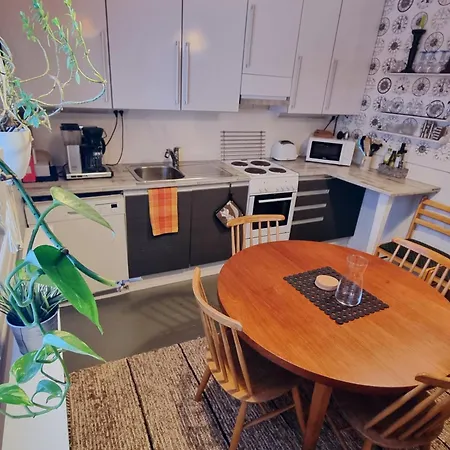 Paeaetyhuoneisto: Nariseva Puulattia! Apartment *