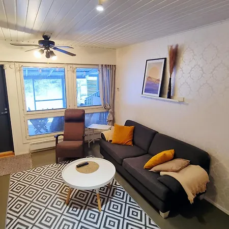 Paeaetyhuoneisto: Nariseva Puulattia! *