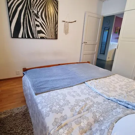 Paeaetyhuoneisto: Nariseva Puulattia! Pori