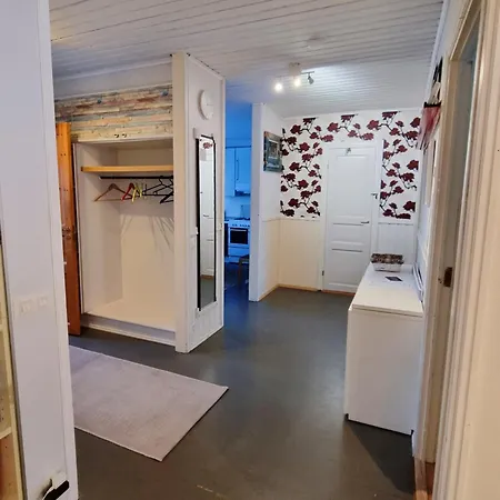 Apartment Paeaetyhuoneisto: Nariseva Puulattia!