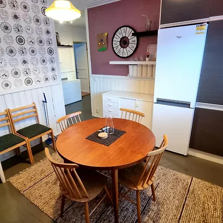 Paeaetyhuoneisto: Nariseva Puulattia! *