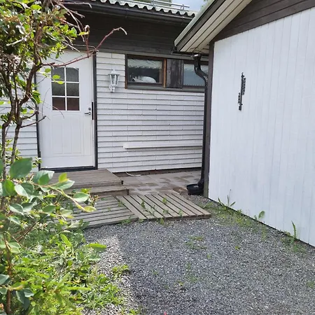 Paeaetyhuoneisto: Nariseva Puulattia!