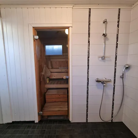 Paeaetyhuoneisto: Nariseva Puulattia!