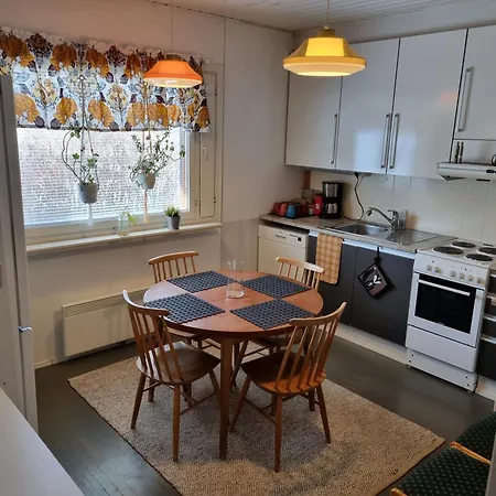 Paeaetyhuoneisto: Nariseva Puulattia! Apartment