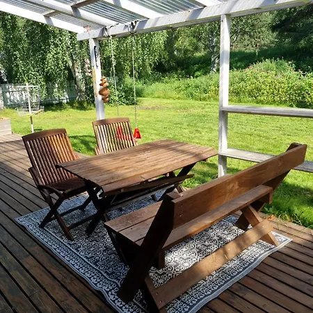 Apartment Paeaetyhuoneisto: Nariseva Puulattia!