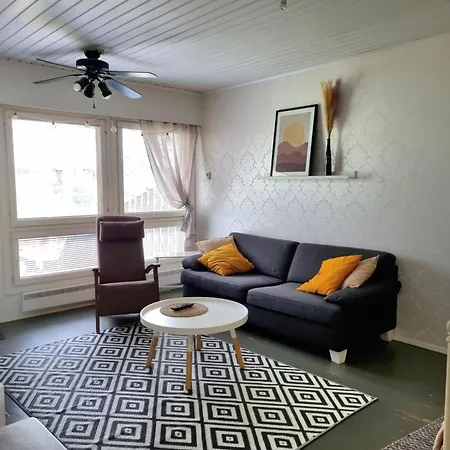 Paeaetyhuoneisto: Nariseva Puulattia! *