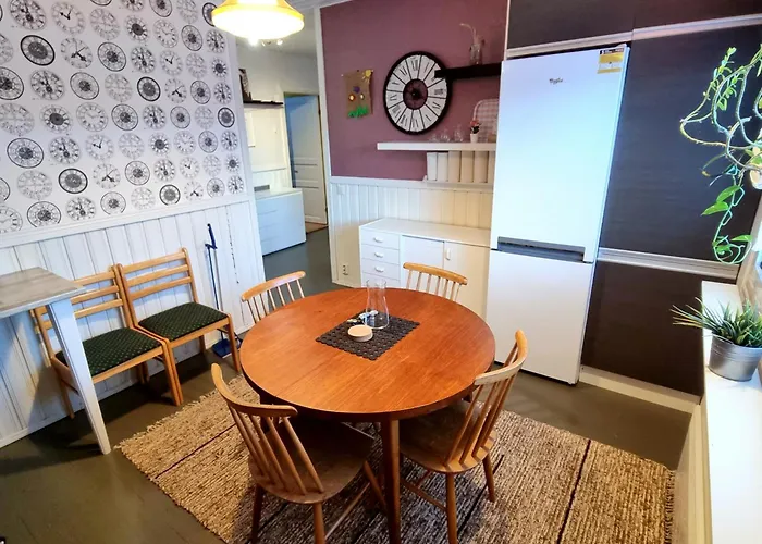 Paeaetyhuoneisto: Nariseva Puulattia! *