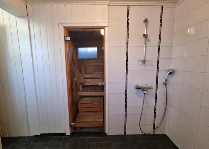 Paeaetyhuoneisto: Nariseva Puulattia!