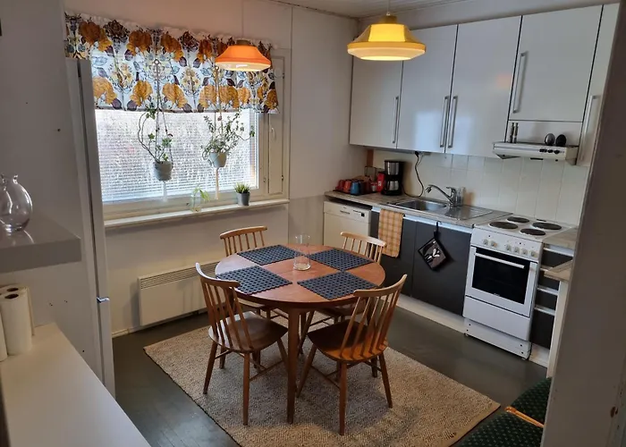 Paeaetyhuoneisto: Nariseva Puulattia! Apartament