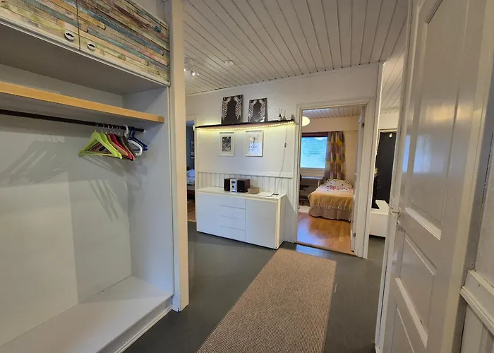 Paeaetyhuoneisto: Nariseva Puulattia! Apartament Pori